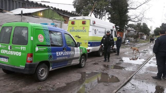 lo detuvieron acusado de fracturar a su bebe y le descubrieron una bomba en su casa