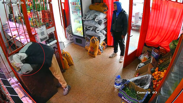entraron a robar a una carniceria de tolosa, quedaron filmados y los buscan