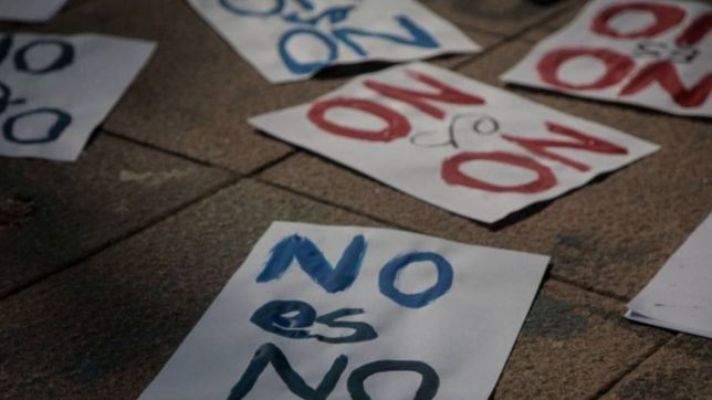 denuncian que esta profugo un hombre de 54 anos que intento matar a su pareja de 21