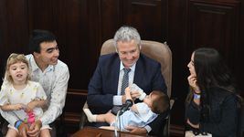 el tierno momento en que el concejal libertario guillermo bardon le dio la mamadera a su hija el tierno momento en que el concejal libertario guillermo bardon le dio la mamadera a su hija