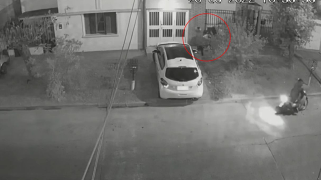 video: atacaron a una mujer y a sus hijos, pero los salvo el grito de un vecino