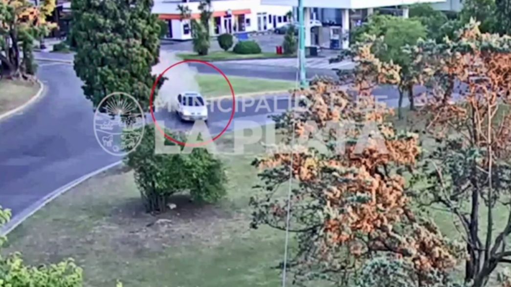VIDEO: Perdió el control del auto y se subió a la rambla a toda velocidad