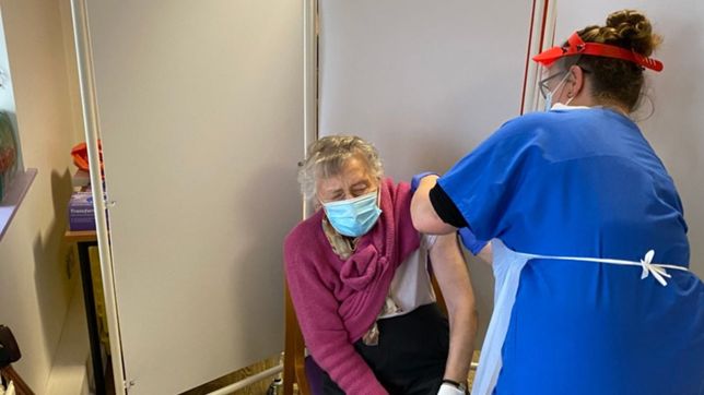 las claves que evalua el gobierno para completar la vacunacion en mayores de 60 anos