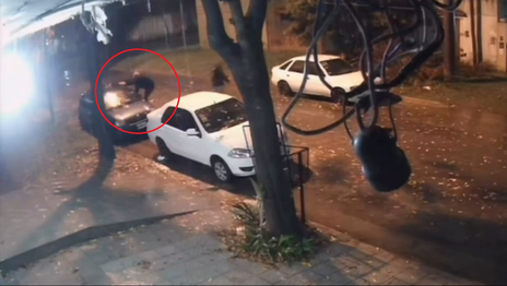 Filman a tres ladrones rompiendo autos y robando una moto en Los Hornos