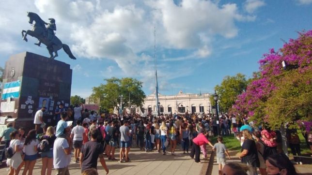 multitudinaria marcha despues del brutal femicidio de ursula bahillo