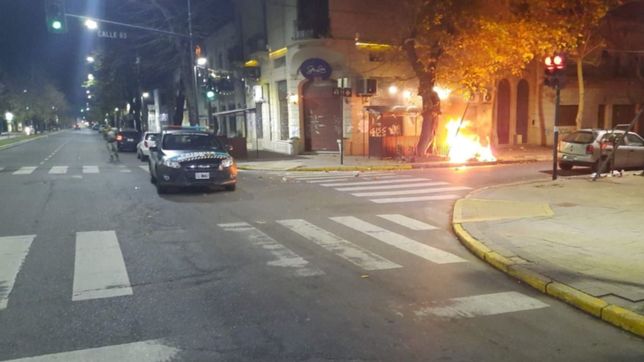 videos: alarma por el incendio de un contenedor de basura que alcanzo a un transformador