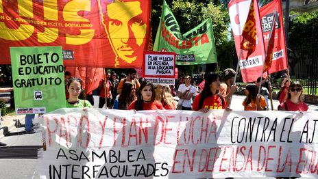 Estudiantes de la UNLP se movilizaron al Rectorado e hicieron un ruidazo educativo
