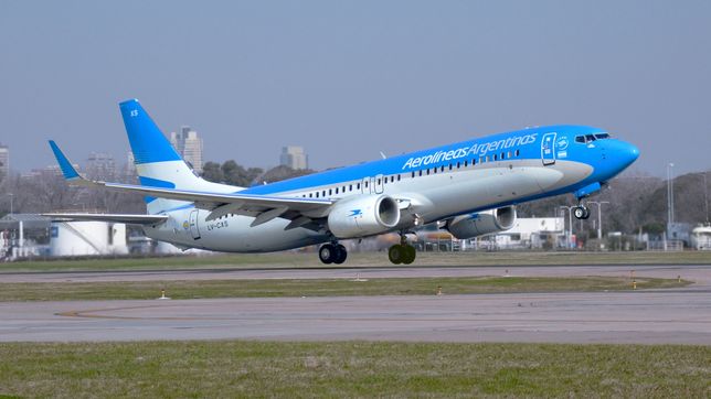 aerolineas argentinas cancelo mas de 250 vuelos por el paro general