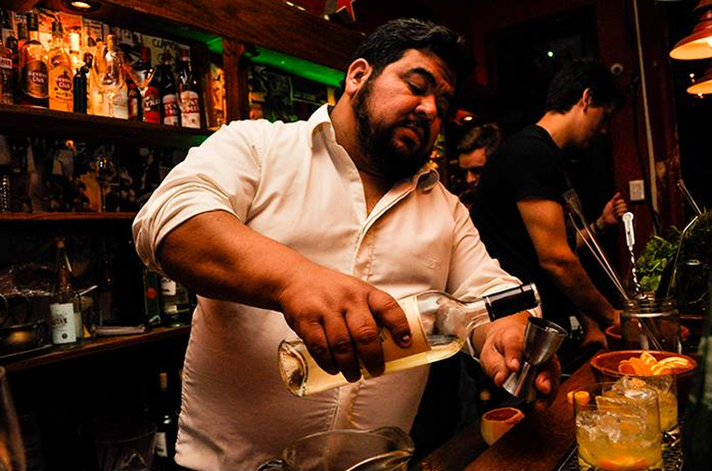 Una postal de su vida, sirviendo tragos para amigos en las barras que él mismo creó.