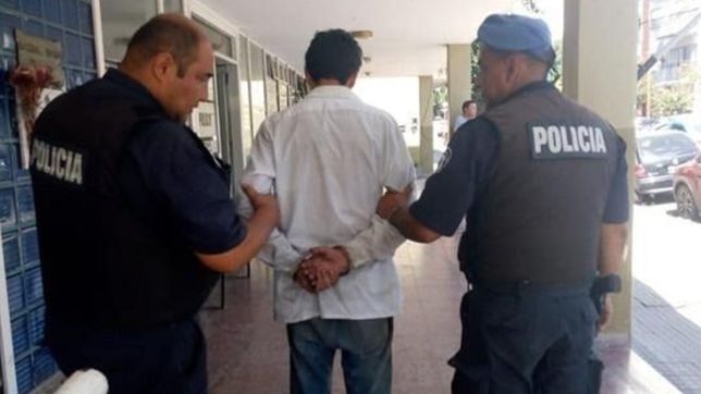 detuvieron a un hombre por golpear a una mujer en plena calle