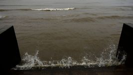 un hombre se arrojo al rio de la plata y murio pese a los intentos de rescate un hombre se arrojo al rio de la plata y murio pese a los intentos de rescate