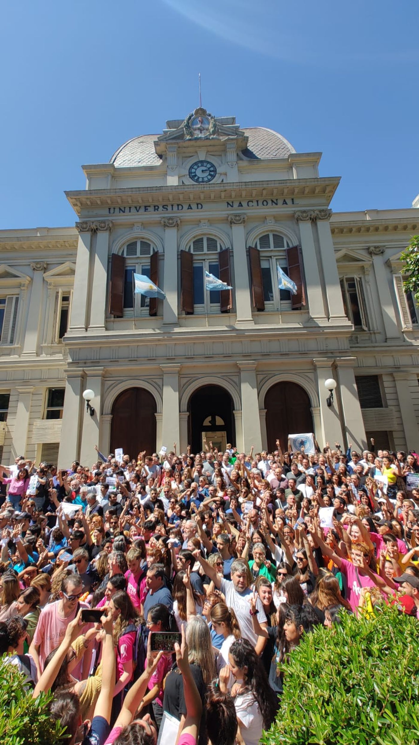 La comunidad de la UNLP está en estado de alerta por las políticas que impulsa el presidente Javier Milei.