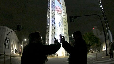 Emotiva inauguración del mural del papa Francisco más grande del mundo