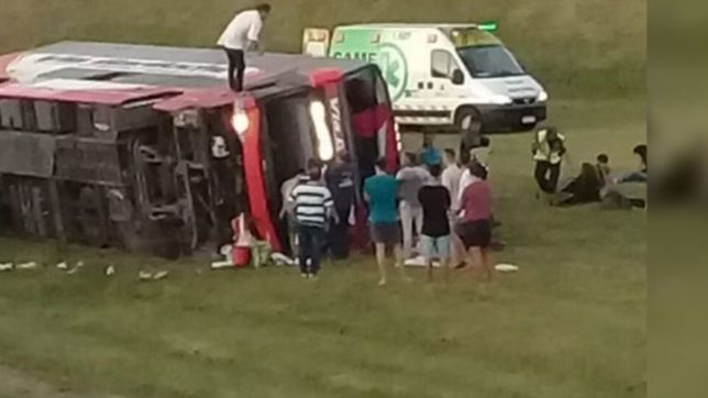 tremendo vuelco de un micro en ruta 2: hay al menos 13 heridos