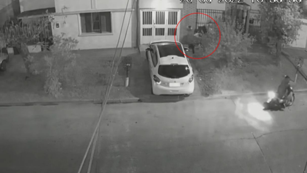 VIDEO: Atacaron a una mujer y a sus hijos, pero los salvó el grito de un vecino