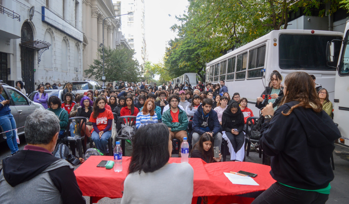 Clase pública frente a la casa de Manuel Adorni (2)
