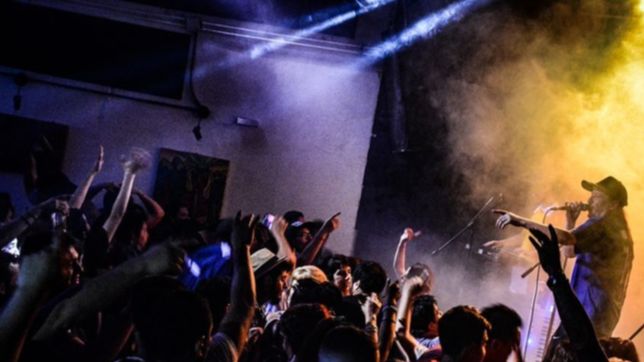 miercoles de cine, magia, humor, stand up y rock nacional en bares de la plata