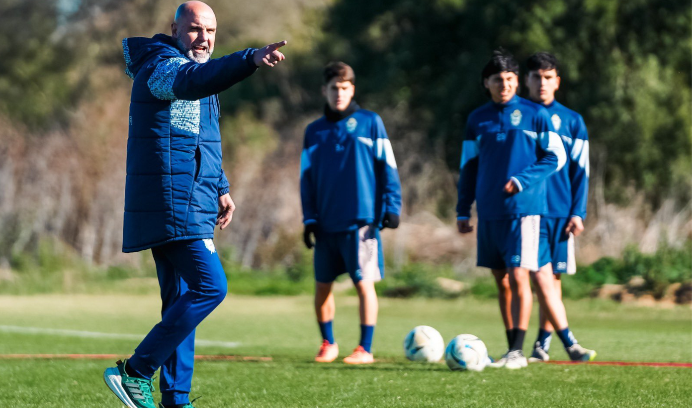 Hernan Lisi tiene a disposiciones a los juveniles de Gimnasia que no viajaron.