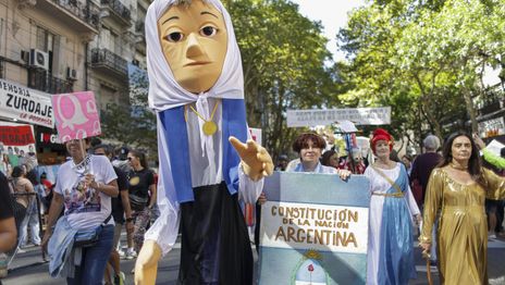 Una multitud empieza a copar las calles para el acto en la Plaza de Mayo