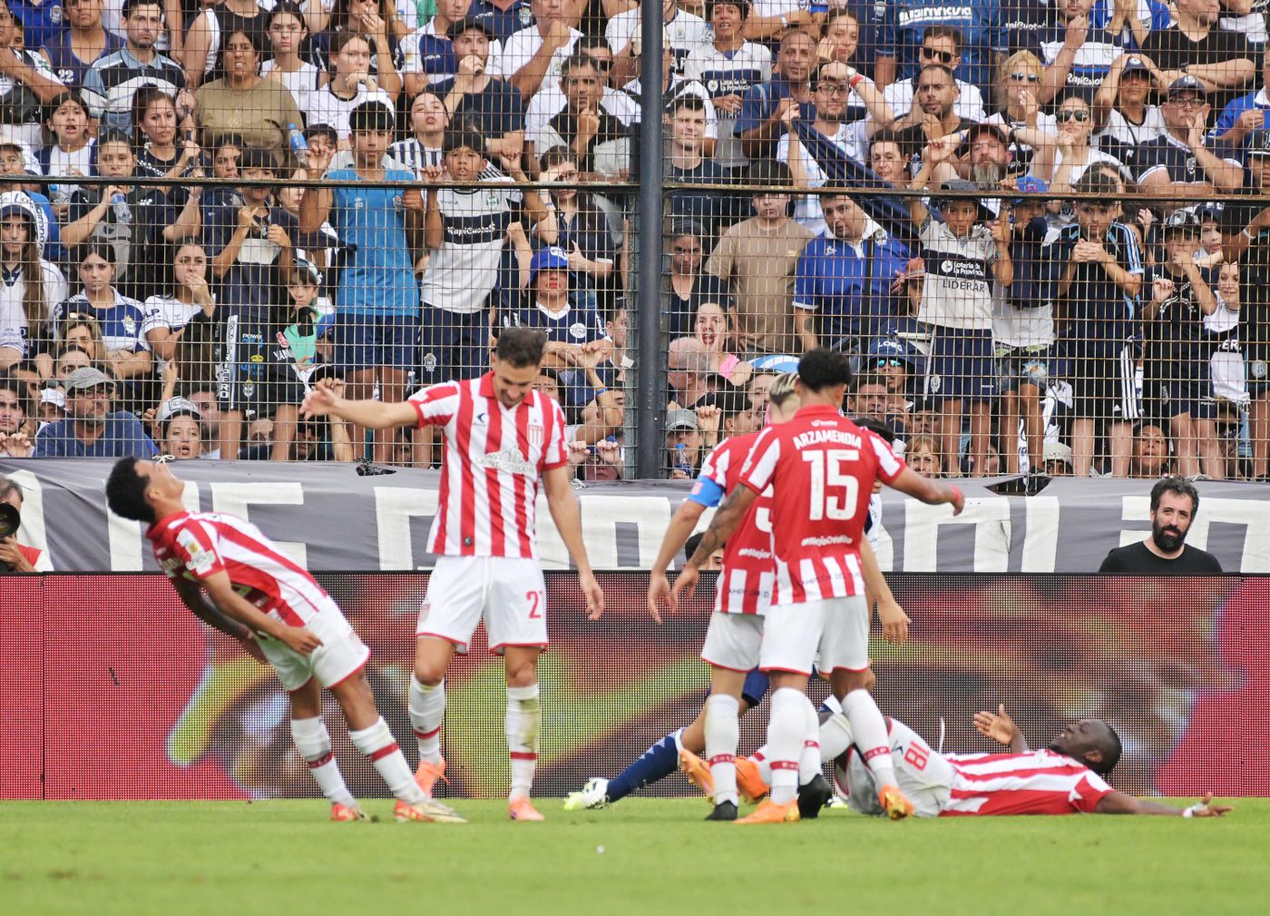 Clásico Platense Gimnasia Estudiantes semifinal festejo gol grupal (6)