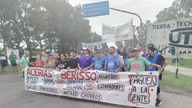 los trabajadores de acerias berisso realizaron una movilizacion para continuar su reclamo