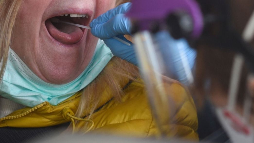 La pandemia dio otro duro golpe en el país: confirman 10.338 casos nuevos de COVID-19