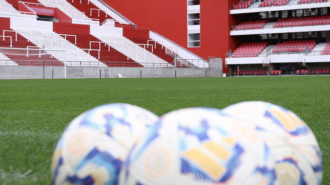 los jugadores de estudiantes que entrenaron diferenciados en el estadio uno