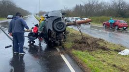 un auto se despisto en el camino centenario y termino enroscado en una columna un auto se despisto en el camino centenario y termino enroscado en una columna