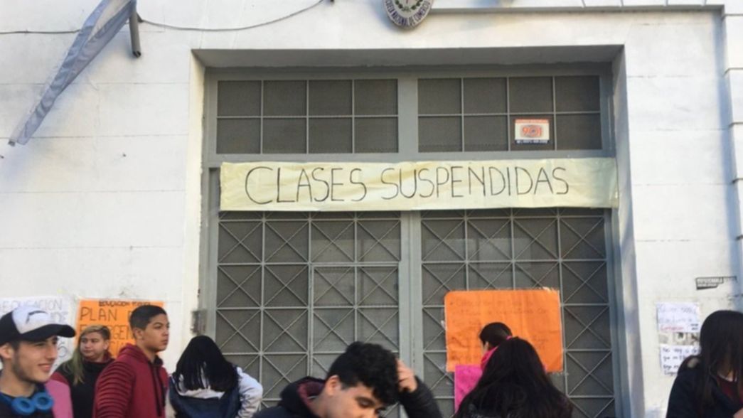 Siguen las protestas: alumnos del ex Comercial mantienen el acampe en pleno centro