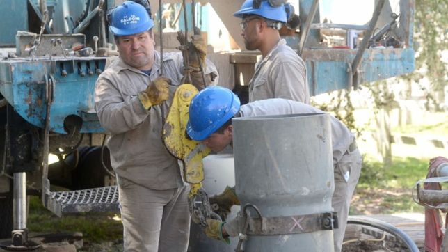absa realiza trabajos en una perforacion y puede faltar agua en un barrio de la plata