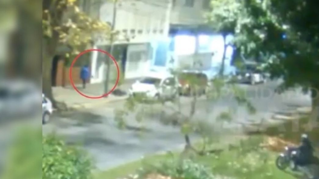 VIDEO: Detienen a un delincuente que quiso entrar armado a un comercio de La Plata
