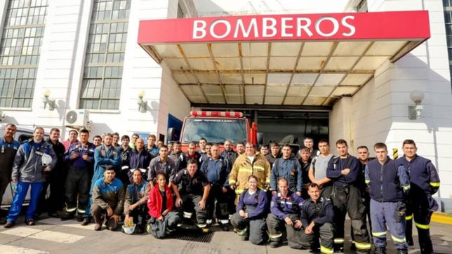 berisso: bomberos solidarios juntan golosinas para regalarle a los chicos en navidad