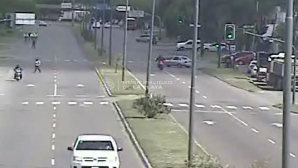 VIDEO: Cruzó en rojo y provocó un accidente que casi termina en una tragedia
