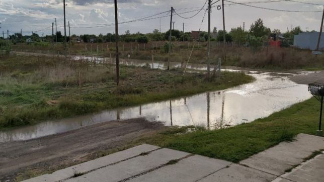 en plena ola de calor, denuncian que volvio a reventar el acueducto norte de absa