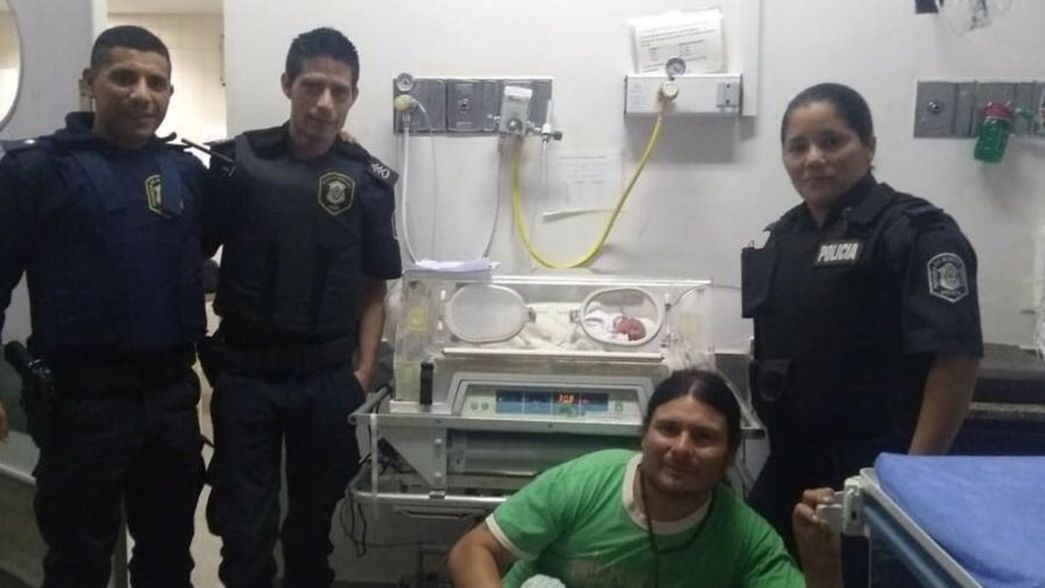 Policías parteros ayudaron a una mujer que terminó dando a luz en el Hospital San Martín