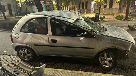 Manejaba borracho por La Plata, volcó y le secuestraron el auto