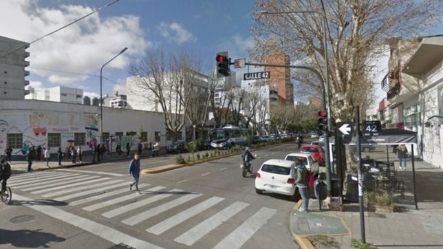 drogada, borracha y agresiva: intentaba frenar automovilistas y golpeo a una policia