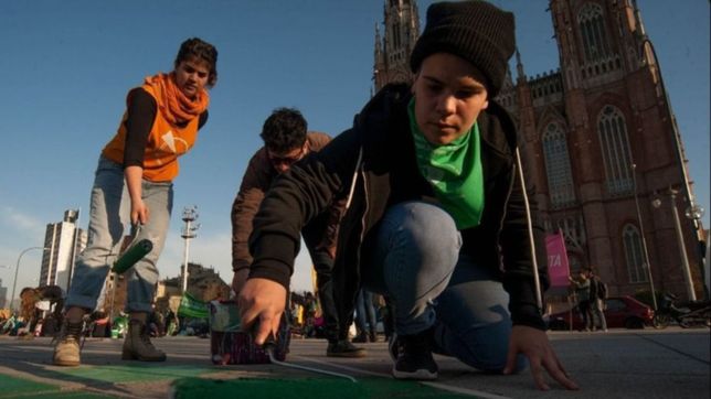 tras el ataque vandalico, este domingo volveran a pintar el panuelo a favor del aborto