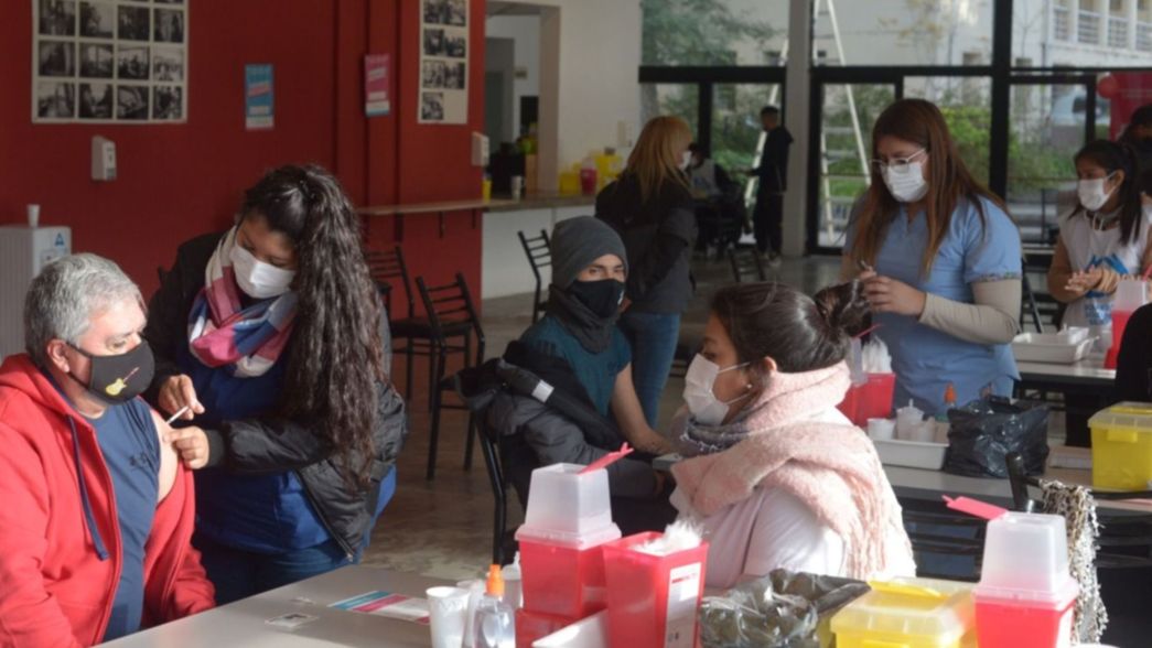 Afirman que las personas vacunadas tienen tres veces menos chances de tener COVID-19