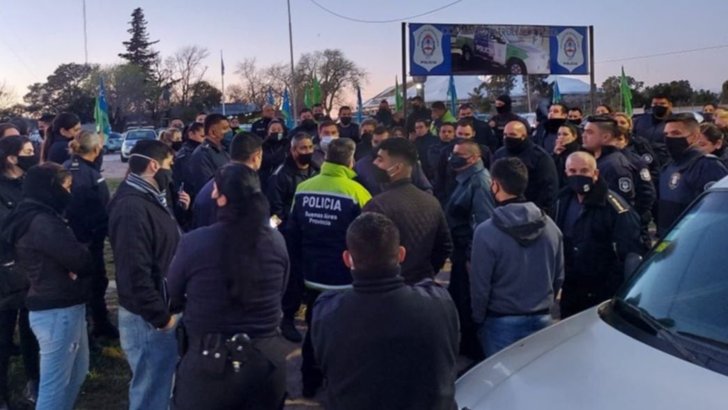 Continúa la protesta de policías en el Comando de Patrullas de La Plata
