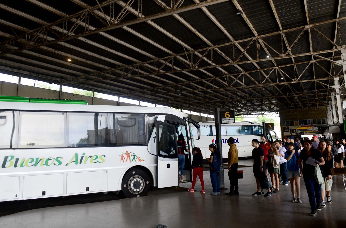 Con el nuevo aumento, viajar a Capital desde La Plata ida y vuelta todos los días cuesta casi $130.000 mensuales Con el nuevo aumento, viajar a Capital desde La Plata ida y vuelta todos los días cuesta casi $130.000 mensuales
