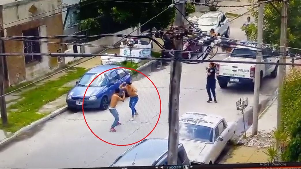 Dos jóvenes se agarraron a trompadas en plena calle, terminaron detenidos y todo quedó filmado