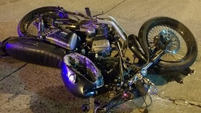 accidente fatal en berisso: un motociclista choco con un micro de la linea 214 y murio