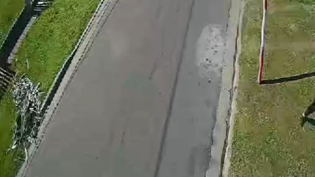 hinchas de gimnasia golpearon y asaltaron a otro de estudiantes en la previa del clasico