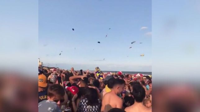 descontrol en villa gesell: el video de una lluvia de botellazos y latas en la playa