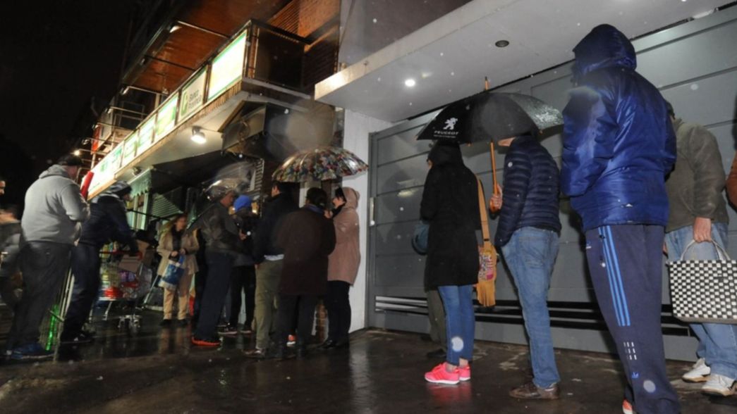 Ahorro mata lluvia: pese al agua, los platenses hicieron cola por el supermiércoles