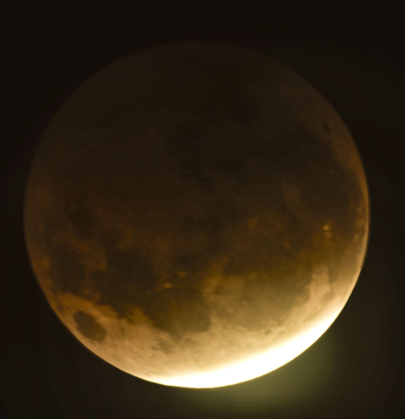 Una de las capturas del eclipse de luna que se vio en el Planetario de la UNLP