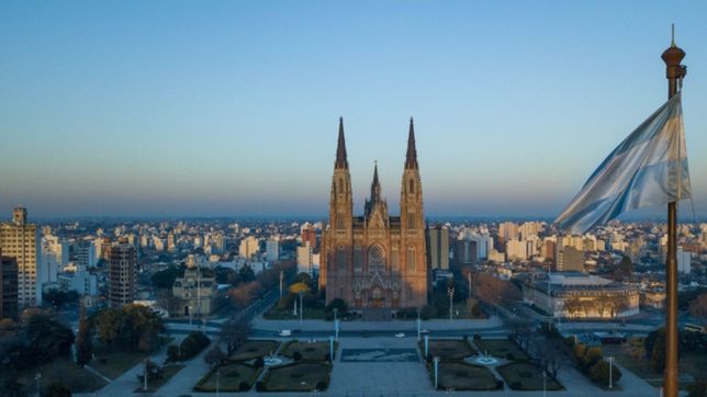 paro, mundial y dia del empleado publico: se viene una semana a media maquina en la plata