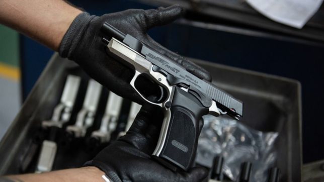 un policia dejo su camioneta estacionada en la plata, se la abrieron y le robaron el arma