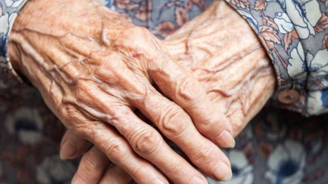 vecinos atraparon y entregaron a un ladron que le robo a una jubilada en la plata